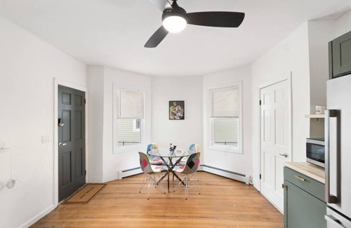 Providence Apartment | ★9-Bedrooms★ Modern & Stylish Stay for Big Grps!