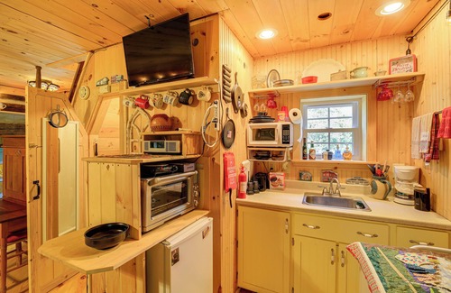 Tannersville Cabin | 9 Mi to Creeper Trail: Woodsy Abingdon Cabin