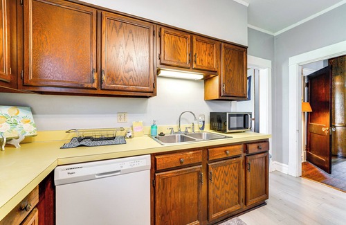 Redstar House | 9 Mi to New River Gorge: Spacious Retreat w/Porch