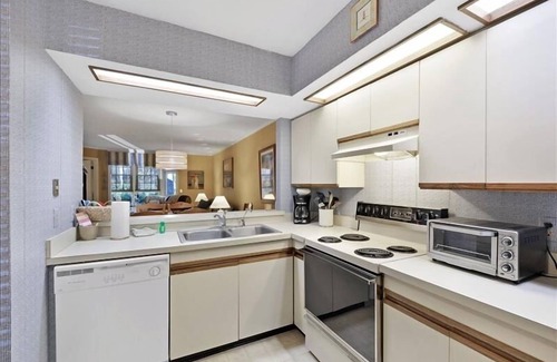 St. Simons Island Condo | 910 Courtside Villa in St Simons Island