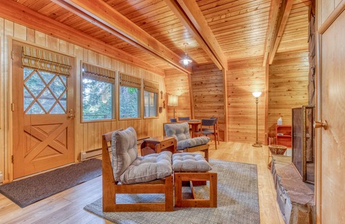 Government Camp Cabin | 94 m² Cabin ∙ 2 bedrooms ∙ 4 guests