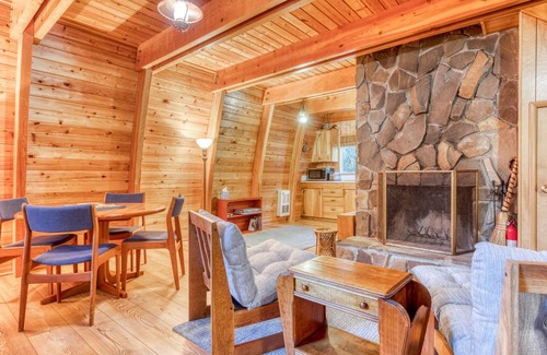 Government Camp Cabin | 94 m² Cabin ∙ 2 bedrooms ∙ 4 guests