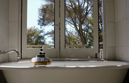 Cooks Beach Bed & Breakfast | 970 Lonely Bay Lodge