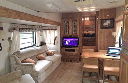 Cloquet House | 99 NuWa 5th wheel offers a quiet relaxing getaway for yourself or has room for 4