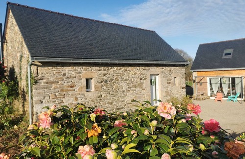 Plouigneau House | A 17 Minutes des Plages, Gîte de L'hermine Curieuse, Idéal Pour les Familles