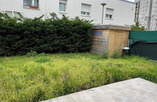 Saint-Denis Apartment | A 45 square meter apparement with 70 square meters garden