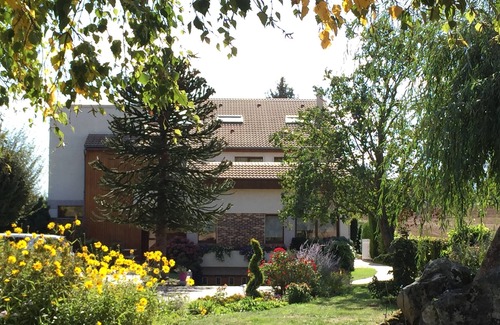 Etrechy Apartment | A 70sq.m apartment in a villa with secure swimming pool. Near to Paris.