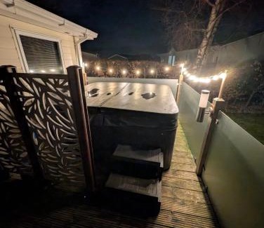 Welton Other | A and C Lodge Plot 21 2 double bedrooms PLOT 21 With HOT TUB 1 pet only No Commercial Vans 4pm check in