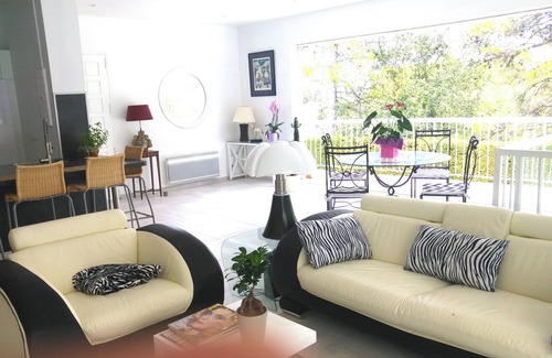Saint-Savournin House | A BALCONY OVERLOOKING SAINTE VICTOIRE