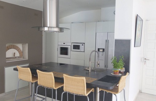 Saint-Savournin House | A BALCONY OVERLOOKING SAINTE VICTOIRE