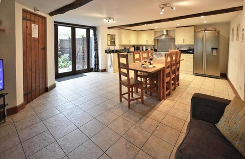 Honiton House | A beautiful converted 400-year-old threshing barn. Pet-friendly.