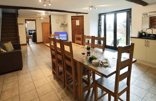 Honiton House | A beautiful converted 400-year-old threshing barn. Pet-friendly.