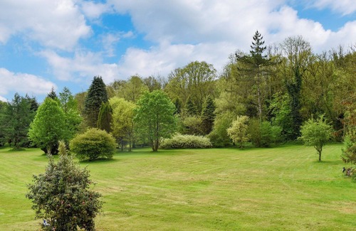 Llanwrda Cottage | A beautiful farmhouse set within large gardens.