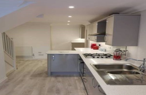 Guildford House | A beautiful property, centrally located in Guildford. Your home away from home.