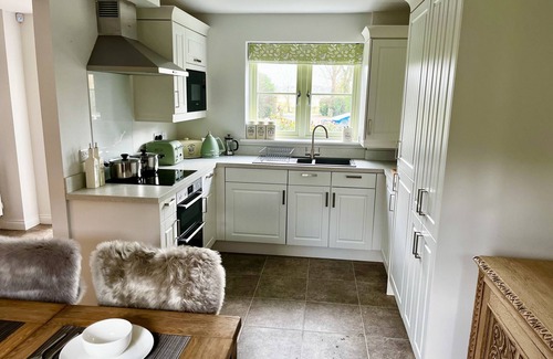 Chipping Campden Cottage | A beautifully themed Cotswold cottage with a modern but classic country interior