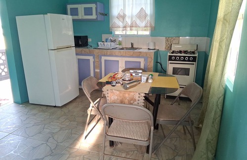 Bridgetown House | A Breezy hideaway, 10 mins from the largest town and beach.
