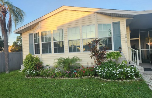 North Naples House | A bright Floridian-style home with luxury amenities and multiple beach accesses.