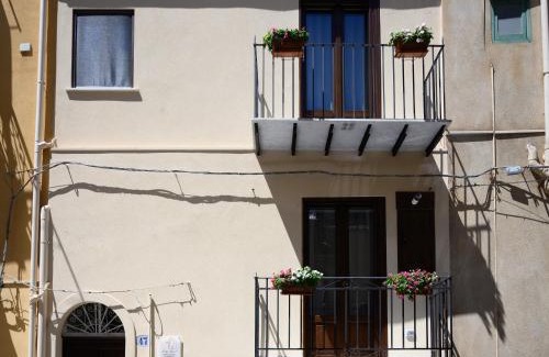 Castelbuono House | A casa duci