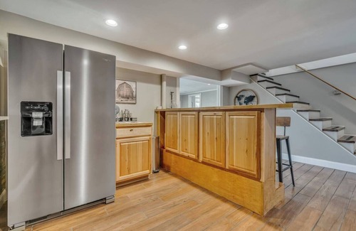 Monmouth House | A charming 5-bedroom lake house with AC in Monmouth on Cobbossee Lake.