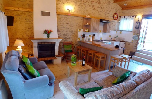 Sigournais Cottage | A charming barn in rural hamlet near Sigournais, 30 minutes from Puy du Fou.