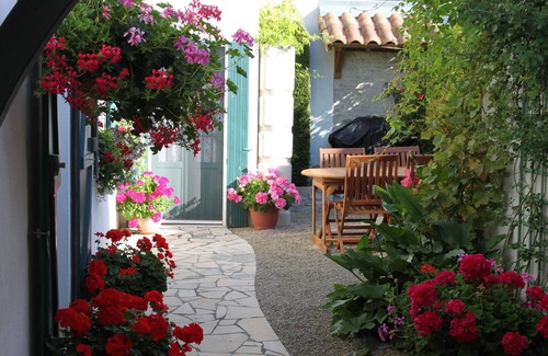 Beauvais sur Matha Cabin | A Charming Charentaise Converted Barn with courtyard garden and barbecue