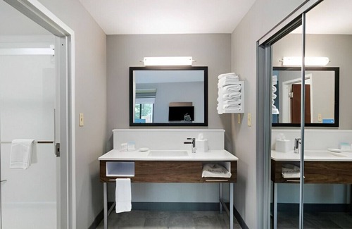 Opelika House | A Charming King Bed! With Free Breakfast