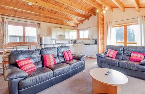 Scunthorpe Cabin | A charming three bedroom lodge with a master bedroom with a double bed served by an en-suite shower