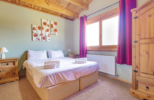 Scunthorpe Cabin | A charming three bedroom lodge with a master bedroom with a double bed served by an en-suite shower