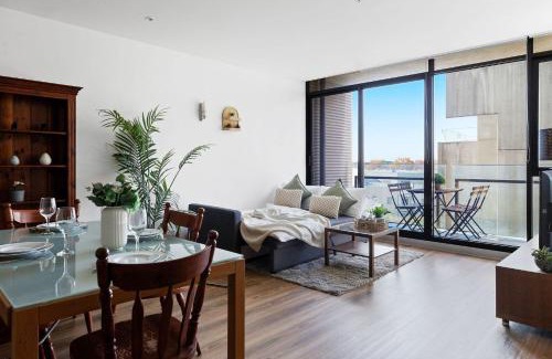 Carlton South Apartment | A Chic 2BR Apt Near Melbourne Uni FREE Parking