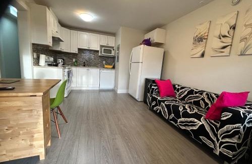 New Westminster House | A Comfortable 1Bedroom Suit with Seperate Entrance