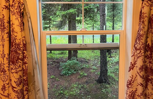 Kootenay Boundary Cottage | A cottage in the woods by the lake