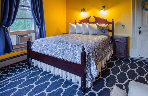 Shelburne Bed & Breakfast | A cozy 2nd Floor King/Queen 2-room Suite B&B in Downtown Shelburne - Delicious Breakfasts! HAR
