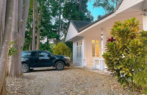 Ban Pa Yang House | A cozy 4-bedroom house for up to 8 people, near Suratthani Railway Station.