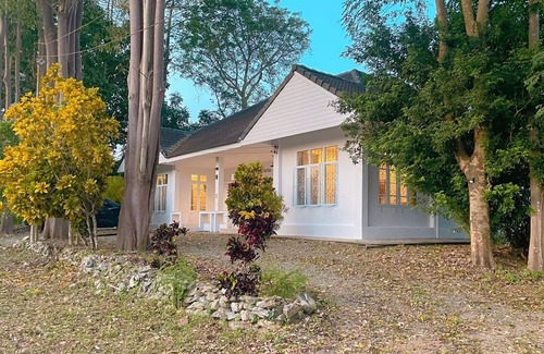 Ban Pa Yang House | A cozy 4-bedroom house for up to 8 people, near Suratthani Railway Station.