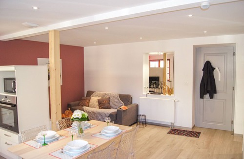 Rosheim Apartment | A cozy and comfortable cottage with a view of the Romanesque house