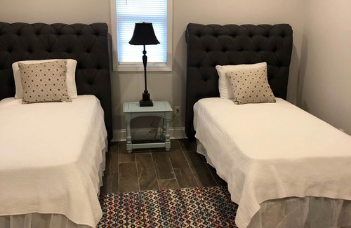 Corinth House | A Cozy Cottage close to everything !!