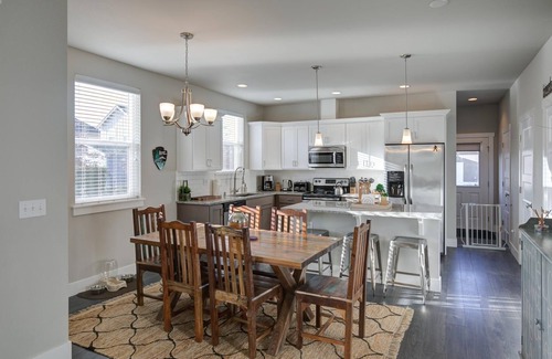 Ocean Shores House | A cozy home to place your Bigfoot prints on the beach