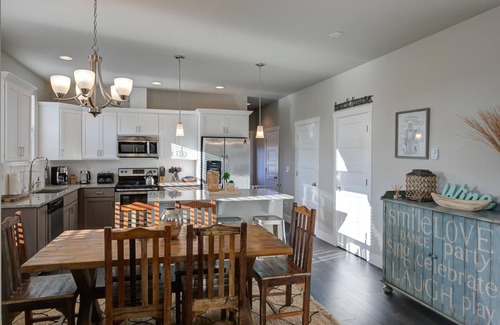 Ocean Shores House | A cozy home to place your Bigfoot prints on the beach