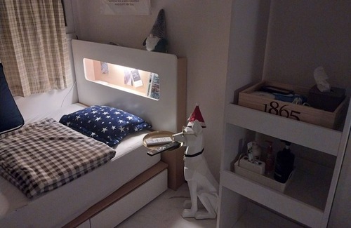 Bupyeong-dong House | A cozy place with a double bed with 65 inches TV. Free Netflix and Youtube