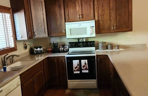Rockville House | A Cozy, relaxing hideaway! 1/2 a mile from Billie Creek Covered Bridge.