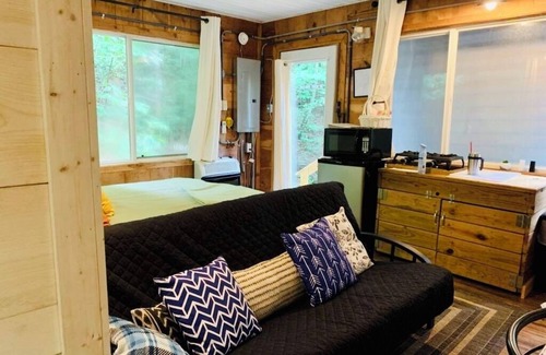 Emlyn Cabin | A Curious Cabin in Daniel Boone National Forest 🌳