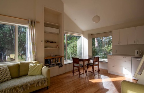 Mapua Cottage | A delightful studio in idyllic Mapua Village, perfect from which to explore the Tasman region