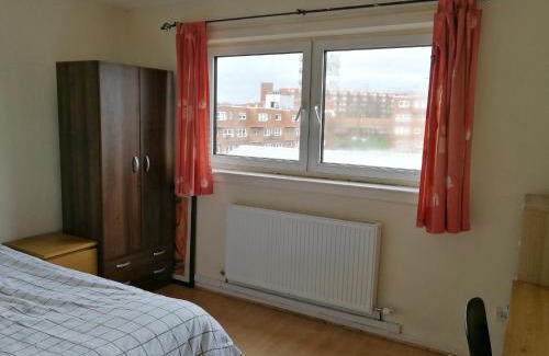 North West House | A Double Bedroom Near Glasgow City Centre Not in Great Condition Suitable for Short Stay