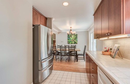 The Bowl of Edmonds House | A Downtown Edmonds Kind of Stay! Spacious 4Bedroom+2.5Bath Close to Everything.