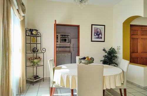 Zacatecas Centro Apartment | A few steps from the Cathedral. Very safe and centrally located. 300Mb WiFi with parking.