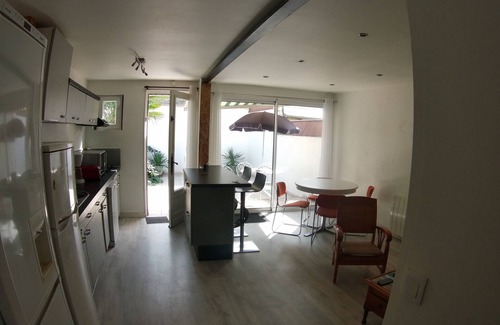 Anatole France Danton House | A floor for each one. Home; 3 rooms, 3 bathrooms, 4WC. Down town. Patio