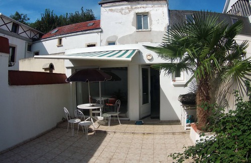 Anatole France Danton House | A floor for each one. Home; 3 rooms, 3 bathrooms, 4WC. Down town. Patio