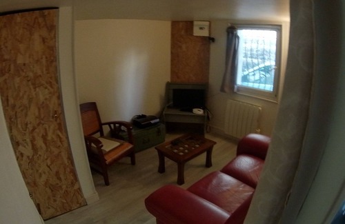 Anatole France Danton House | A floor for each one. Home; 3 rooms, 3 bathrooms, 4WC. Down town. Patio