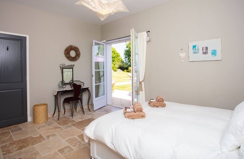 Sainte-Colombe-de-Villeneuve House | A beautiful gite in southern France with stylish decor and manicured grounds