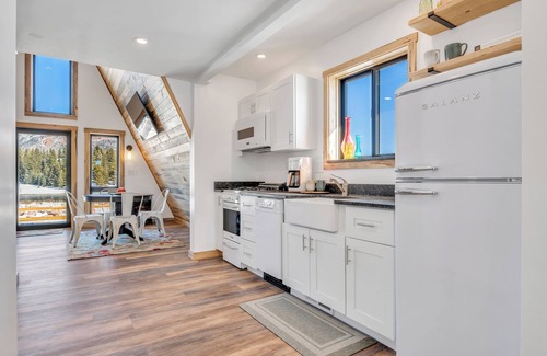 Cripple Creek Cabin | A-Frame, Pikes Peak View, Hot-tub, No Cleaning Feen